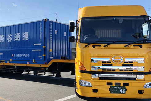 コンテナ輸送トラック